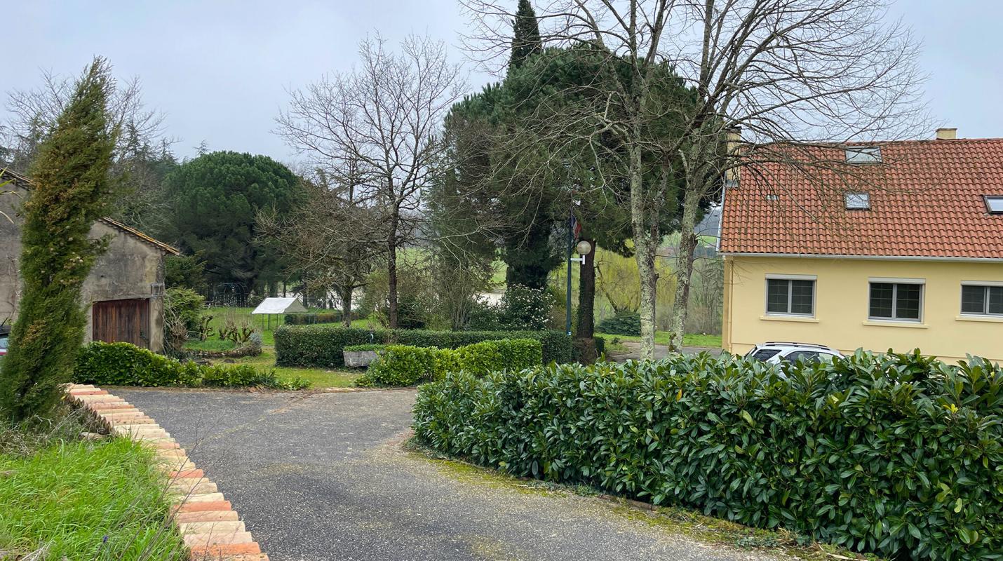 SEYCHES Spacieuse maison avec atelier, piscine et superbe potentiel sur un beau terrain 15