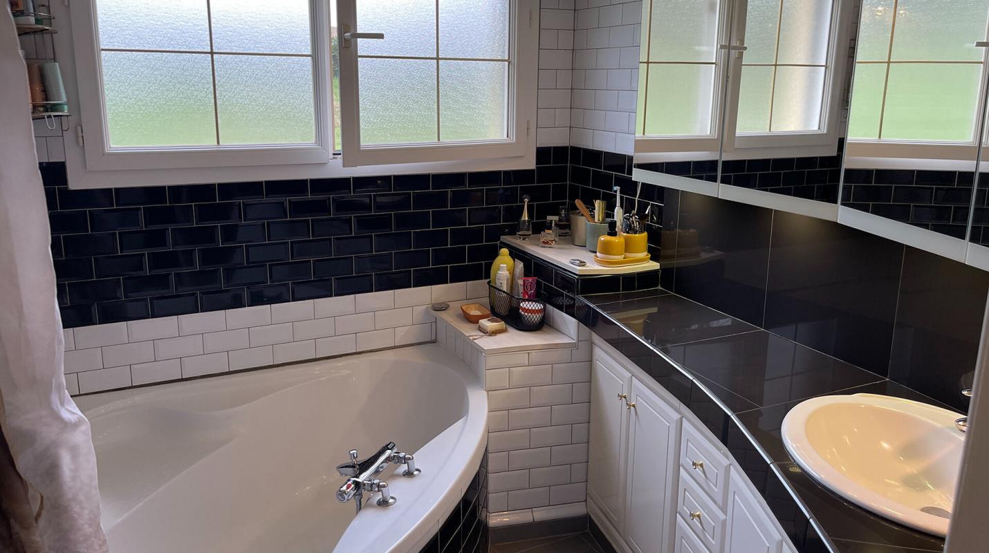 SEYCHES Spacieuse maison avec atelier, piscine et superbe potentiel sur un beau terrain 8