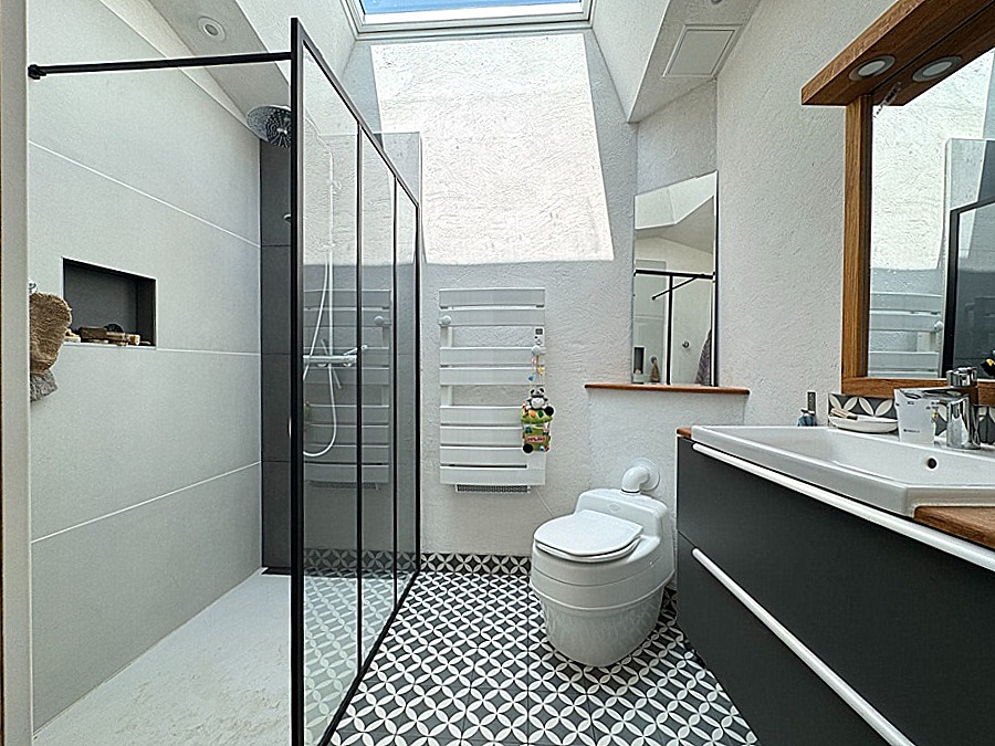 SAINT-JEAN-DE-LIVERSAY Maison en pierre 188 m² - Calme, terrain 9 000 m², piscine, 5 chambres, garage, dépendances 10