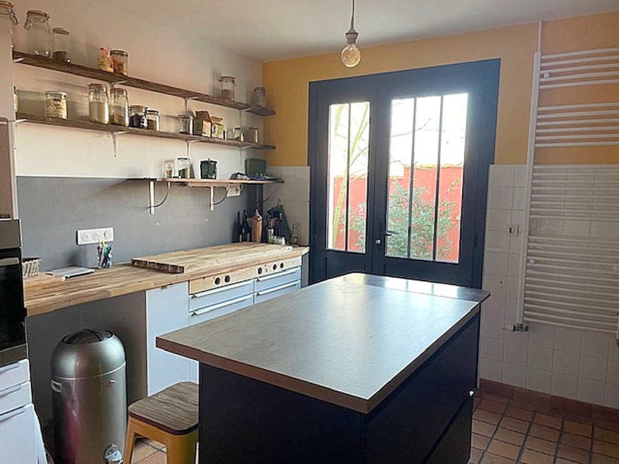 SAINT-JEAN-DE-LIVERSAY Maison en pierre 188 m² - Calme, terrain 9 000 m², piscine, 5 chambres, garage, dépendances 12