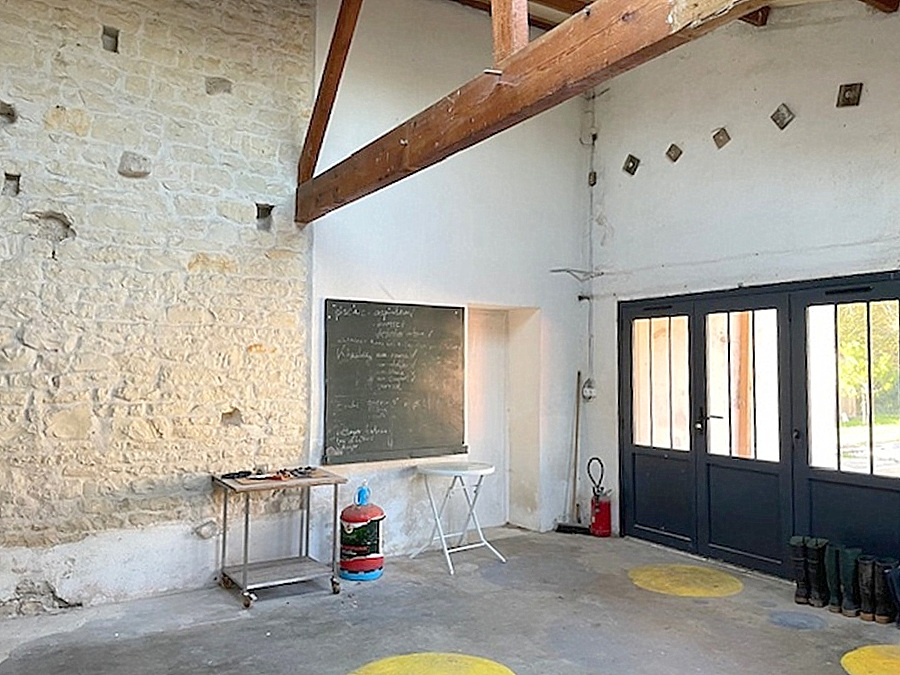 SAINT-JEAN-DE-LIVERSAY Maison en pierre 188 m² - Calme, terrain 9 000 m², piscine, 5 chambres, garage, dépendances 14