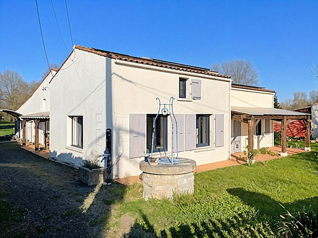 SAINT-JEAN-DE-LIVERSAY Maison en pierre 188 m² - Calme, terrain 9 000 m², piscine, 5 chambres, garage, dépendances 16