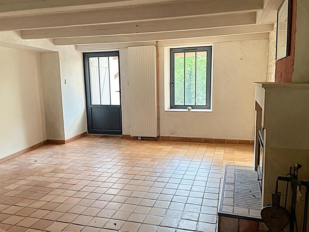 SAINT-JEAN-DE-LIVERSAY Maison en pierre 188 m² - Calme, terrain 9 000 m², piscine, 5 chambres, garage, dépendances 17