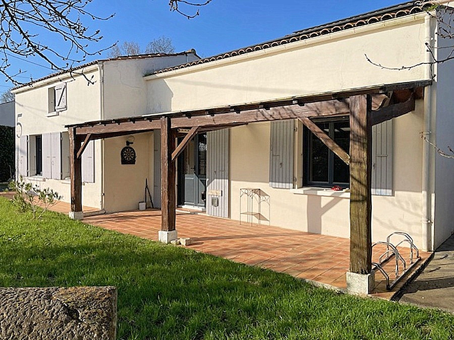 SAINT-JEAN-DE-LIVERSAY Maison en pierre 188 m² - Calme, terrain 9 000 m², piscine, 5 chambres, garage, dépendances 2