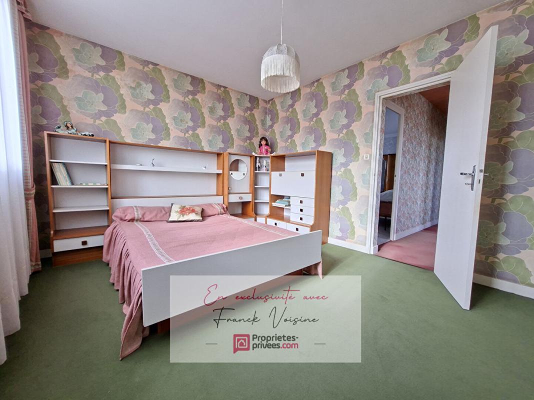 LES HERBIERS A VENDRE en Exclusivité aux Herbiers, Maison de 140 m2 avec 4 Chambres et 1 bureau sur un terrain constructible de 1700 m2 env 11