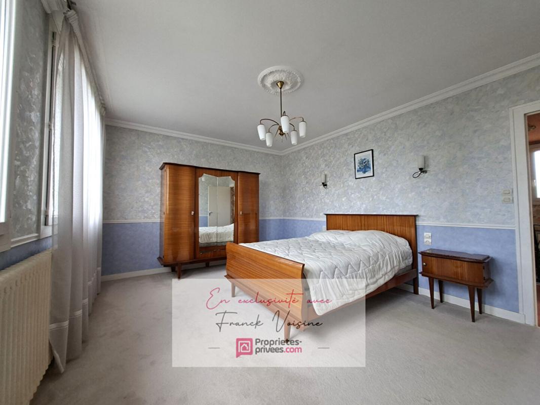 LES HERBIERS A VENDRE en Exclusivité aux Herbiers, Maison de 140 m2 avec 4 Chambres et 1 bureau sur un terrain constructible de 1700 m2 env 12