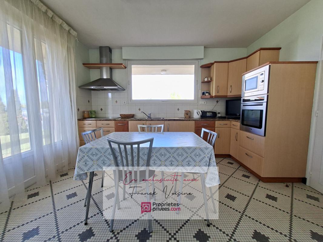 LES HERBIERS A VENDRE en Exclusivité aux Herbiers, Maison de 140 m2 avec 4 Chambres et 1 bureau sur un terrain constructible de 1700 m2 env 3