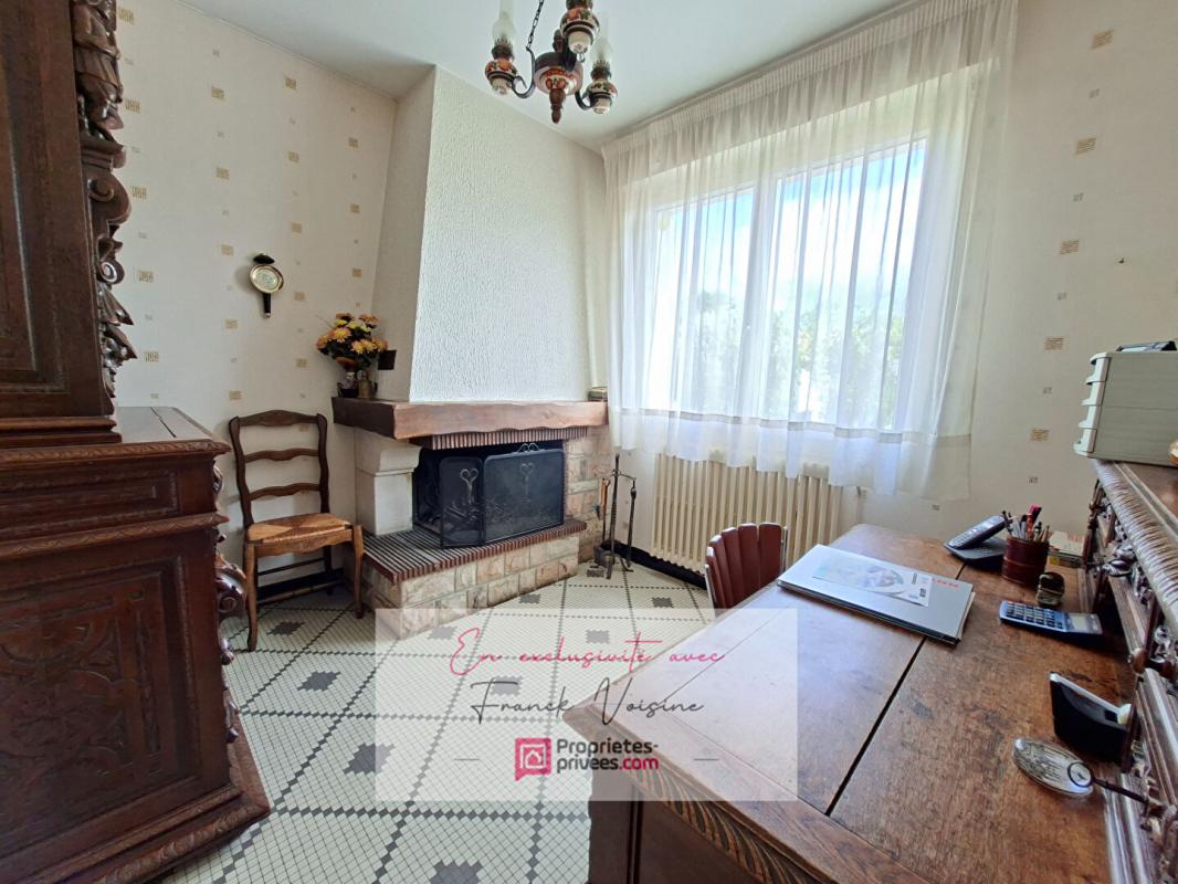 LES HERBIERS A VENDRE en Exclusivité aux Herbiers, Maison de 140 m2 avec 4 Chambres et 1 bureau sur un terrain constructible de 1700 m2 env 9