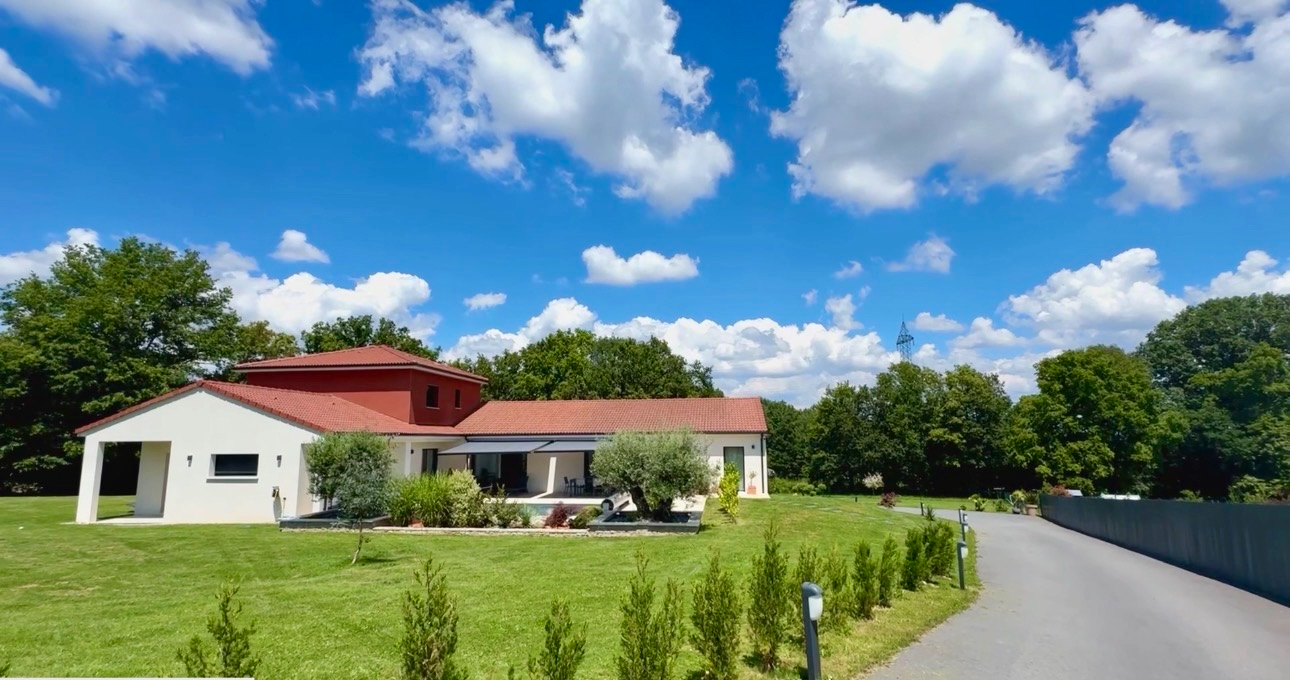 CONDAT-SUR-VIENNE Maison Condat Sur Vienne 8 pièce(s) 266 m2 18