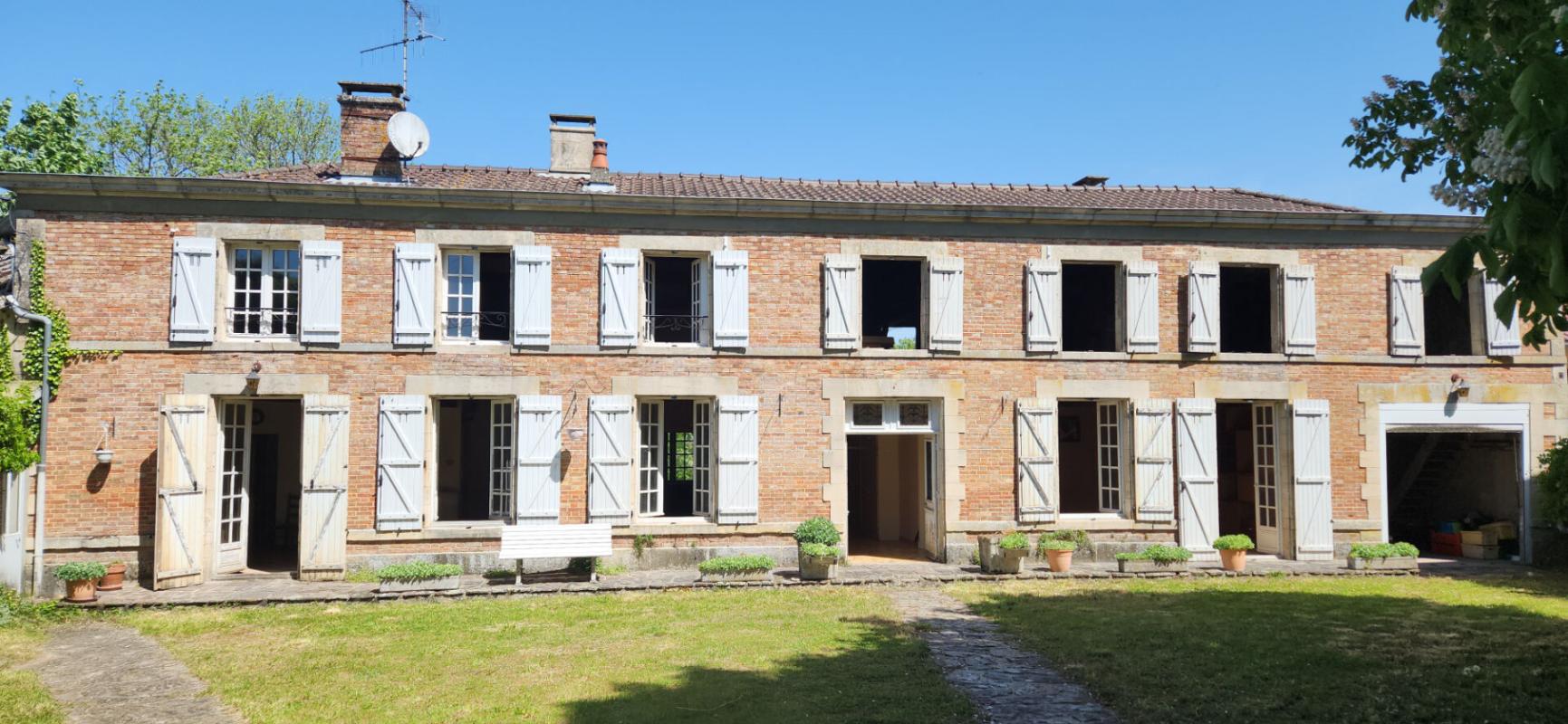 SAINT-REMY-EN-BOUZEMONT-SAINT-GENEST-ET-ISSON Maison Saint Remy En Bouzemont Saint Genest Et Isson 10 pièce(s) 300 m2 1