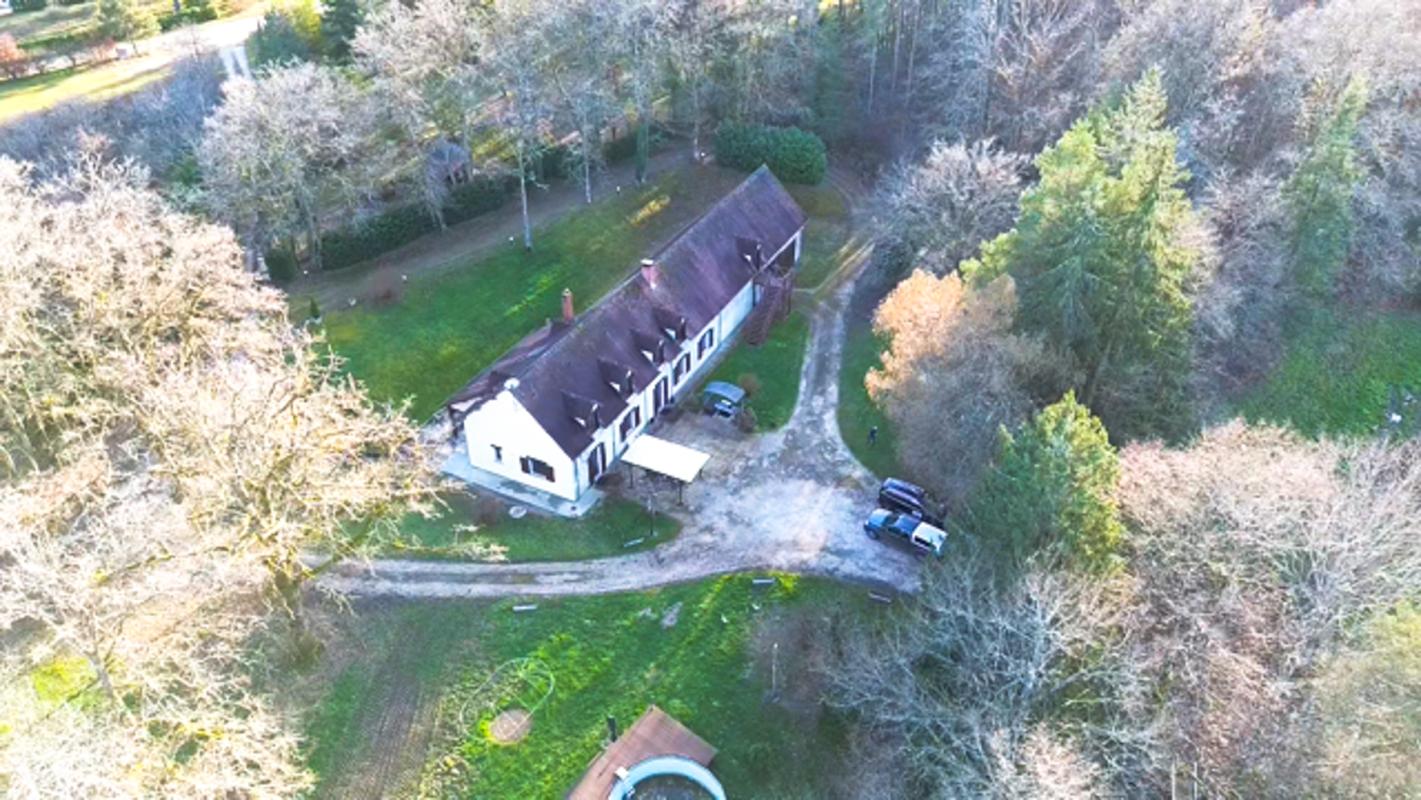 NEUVY-SUR-BARANGEON Maison Neuvy Sur Barangeon 6 pièce(s) 210 m2 17