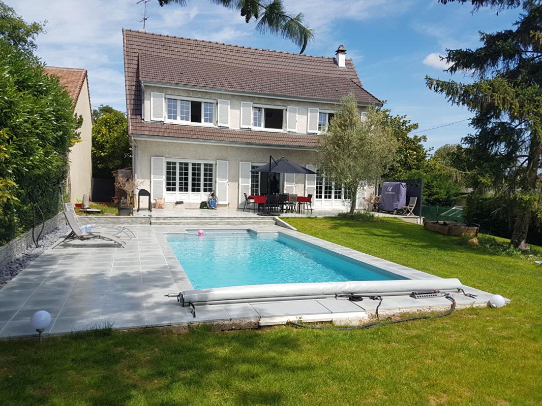 YERRES Yerres , Propriété de standing 205 m² , Piscine chauffée , Secteur recherché 11