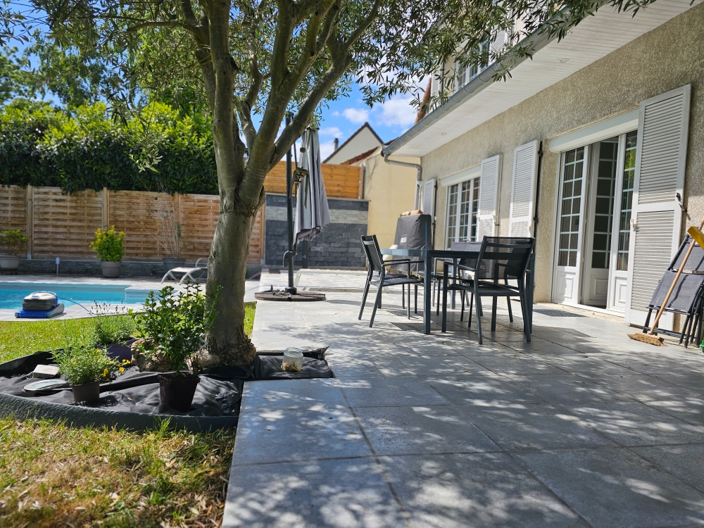 YERRES Yerres , Maison 205 m² , Piscine chauffée , Secteur recherché 15