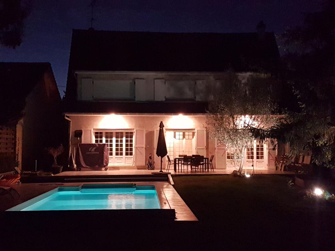 YERRES Yerres , Maison 205 m² , Piscine chauffée , Secteur recherché 16