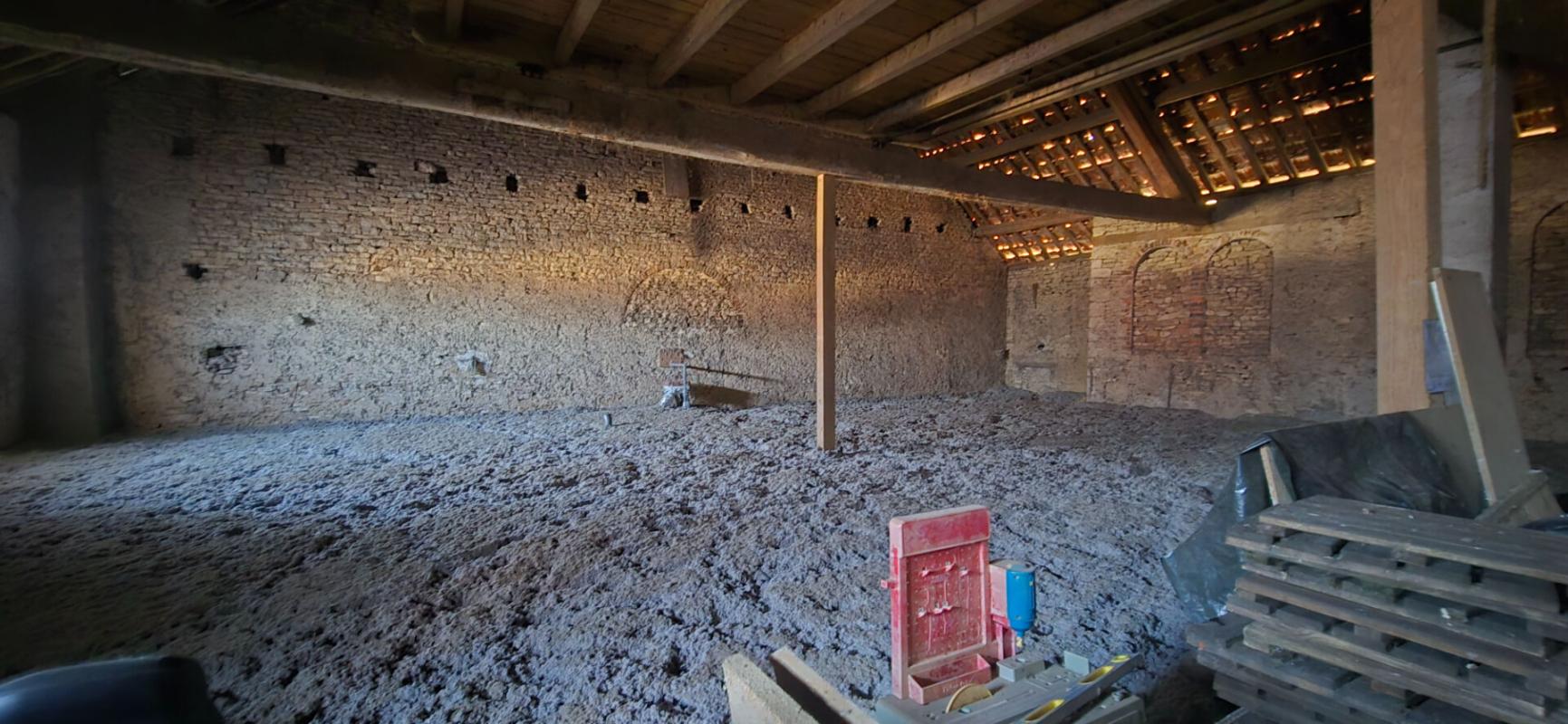 FRASNE-LE-CHATEAU ?Maison en pierre 146m² rénovée situé à Frasne-le-Château 17