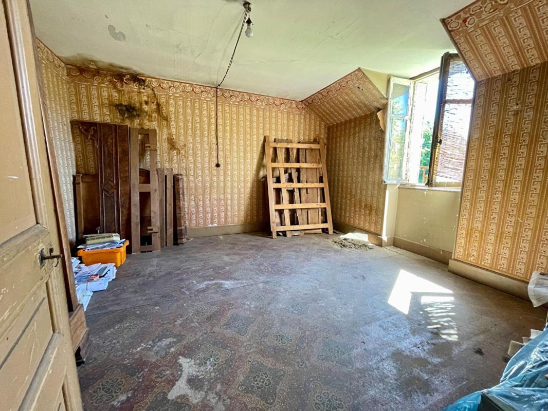 MOUSSY Belle propriété ancienne avec garages et grand terrain - Secteur calme 11