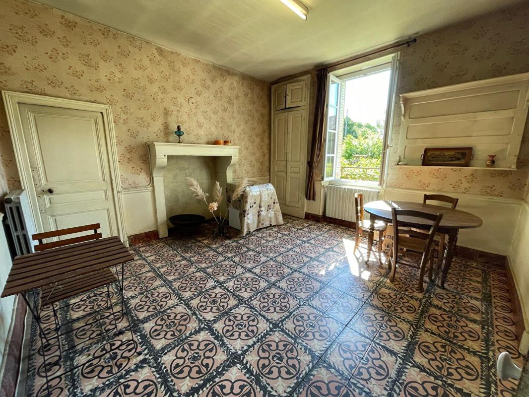 MOUSSY Belle propriété ancienne avec garages et grand terrain - Secteur calme 3