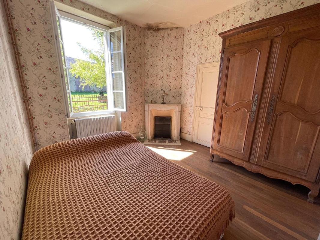 MOUSSY Belle propriété ancienne avec garages et grand terrain - Secteur calme 6