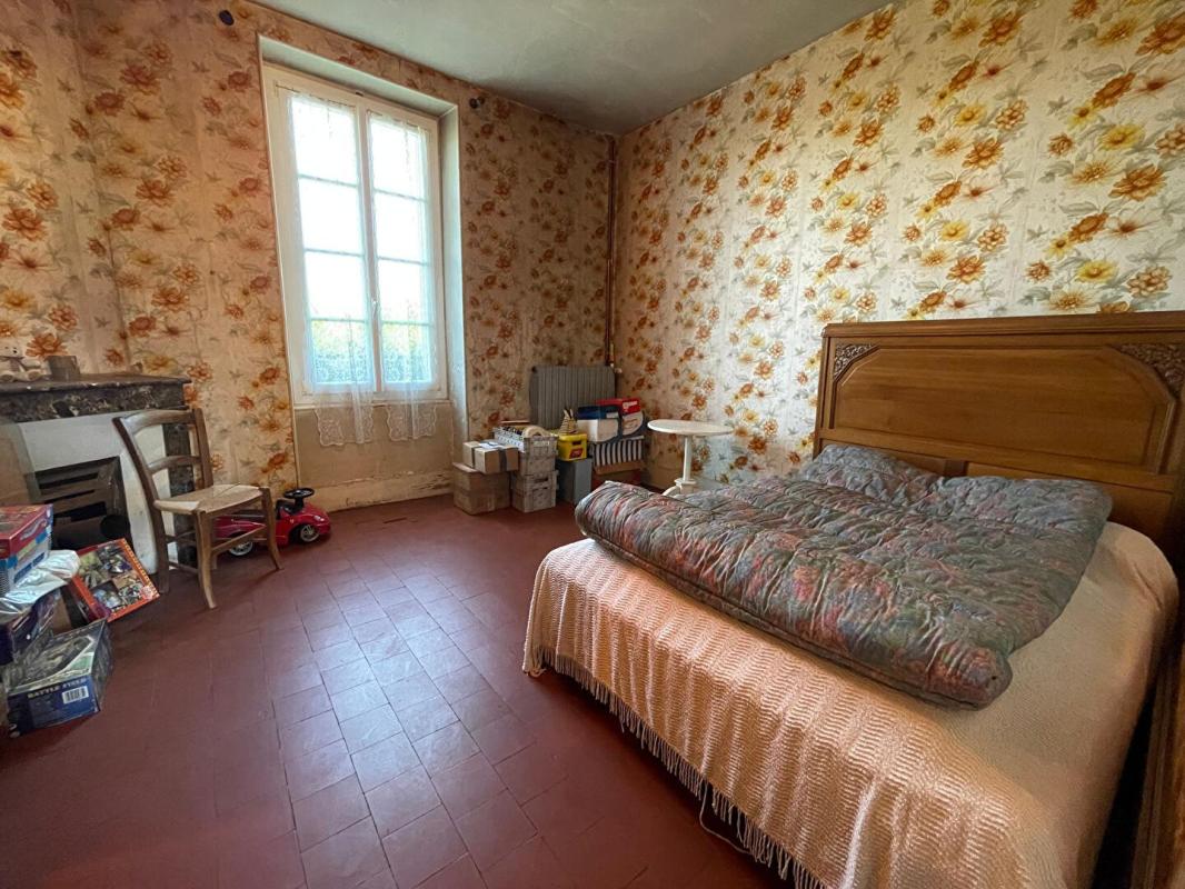 MOUSSY Belle propriété ancienne avec garages et grand terrain - Secteur calme 7