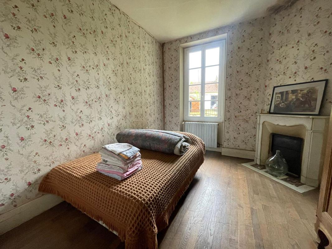 MOUSSY Belle propriété ancienne avec garages et grand terrain - Secteur calme 8