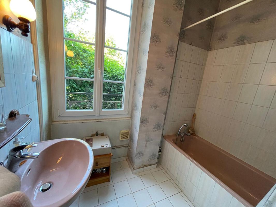 MOUSSY Belle propriété ancienne avec garages et grand terrain - Secteur calme 9