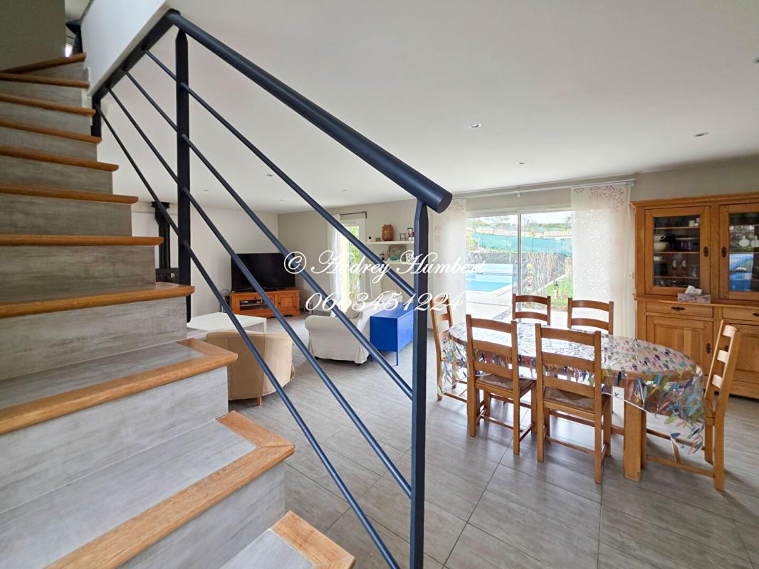 PIERREVERT PIERREVERT, superbe VILLA T6,  récente et confortable de 147 m²  sur 1000 m² de jardin arborés avec piscine 12