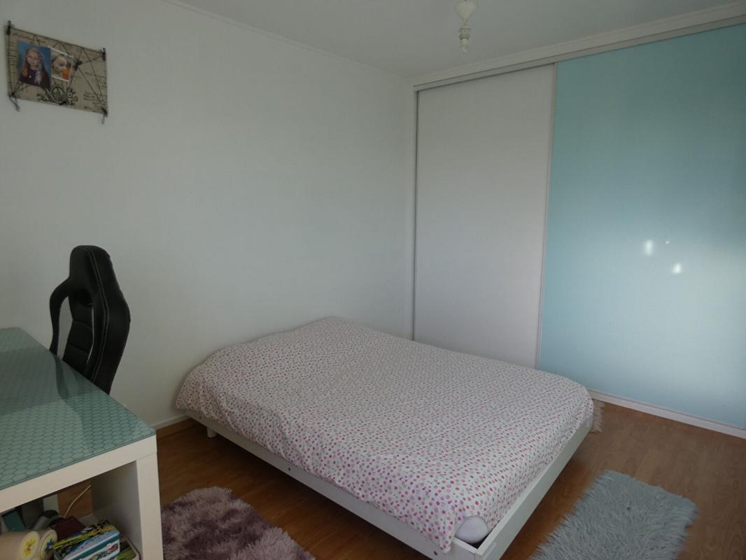 IVRY-LA-BATAILLE Maison familiale 5 chambres + sous sol total 12