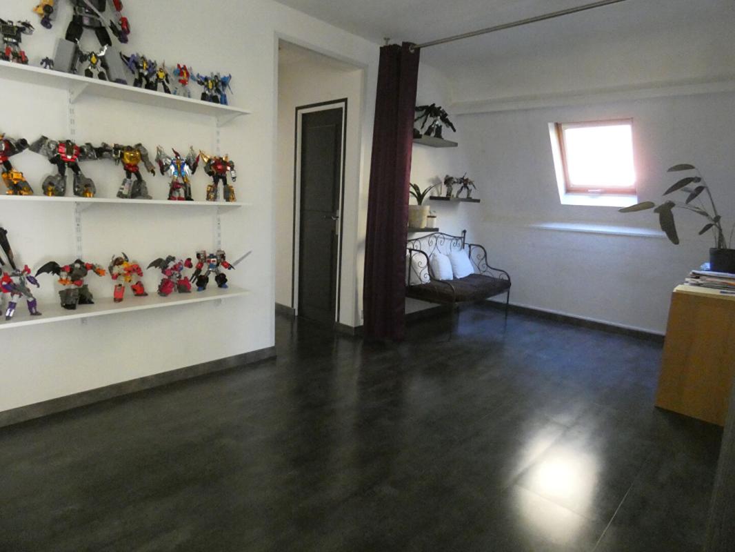 IVRY-LA-BATAILLE Maison familiale 5 chambres + sous sol total 7