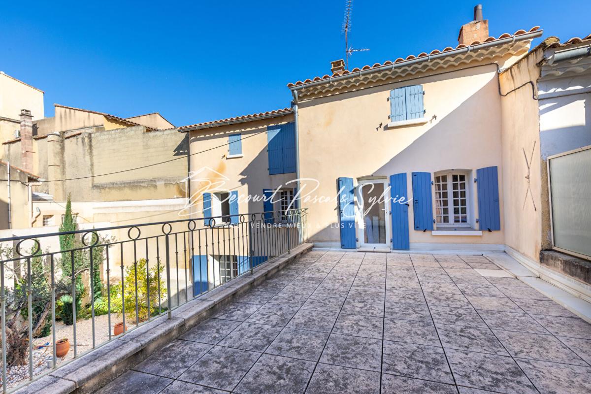 SAINT-SATURNIN-LES-AVIGNON Exclusivité - Maison de village de charme avec cour intérieure de 95 m² et garage 10