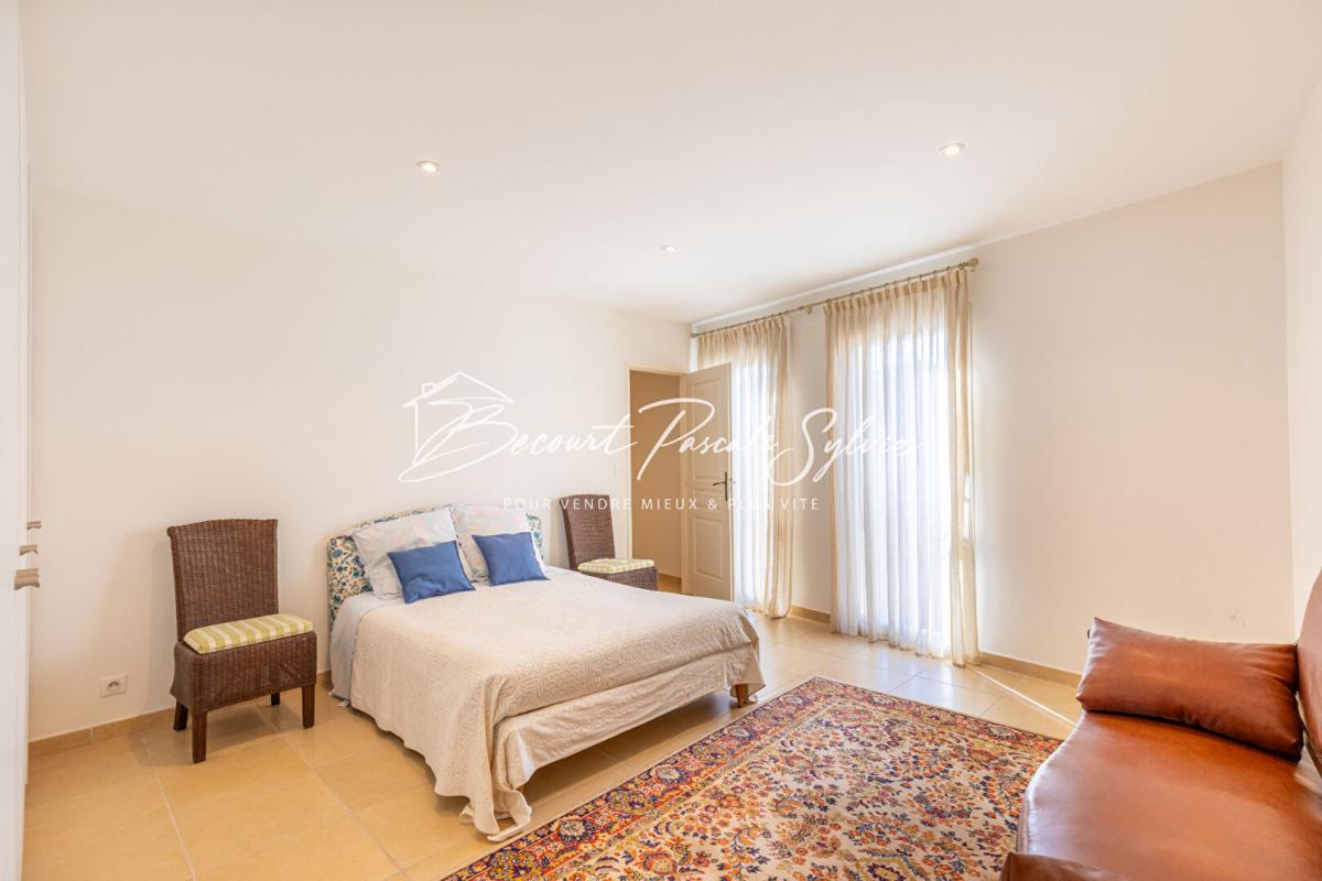 SAINT-SATURNIN-LES-AVIGNON Exclusivité - Maison de village de charme avec cour intérieure de 95 m² et garage 12