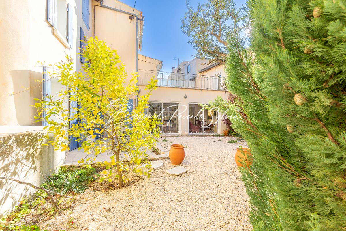 SAINT-SATURNIN-LES-AVIGNON Exclusivité - Maison de village de charme avec cour intérieure de 95 m² et garage 15