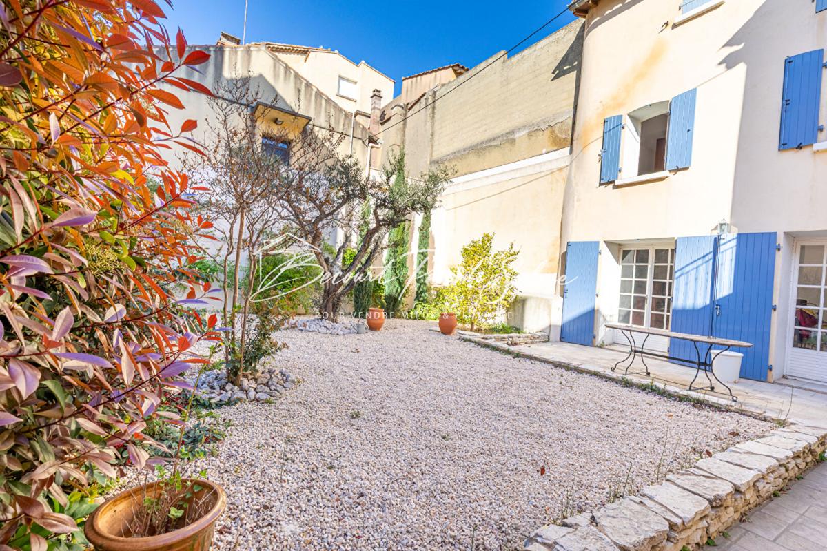 SAINT-SATURNIN-LES-AVIGNON Exclusivité - Maison de village de charme avec cour intérieure de 95 m² et garage 16