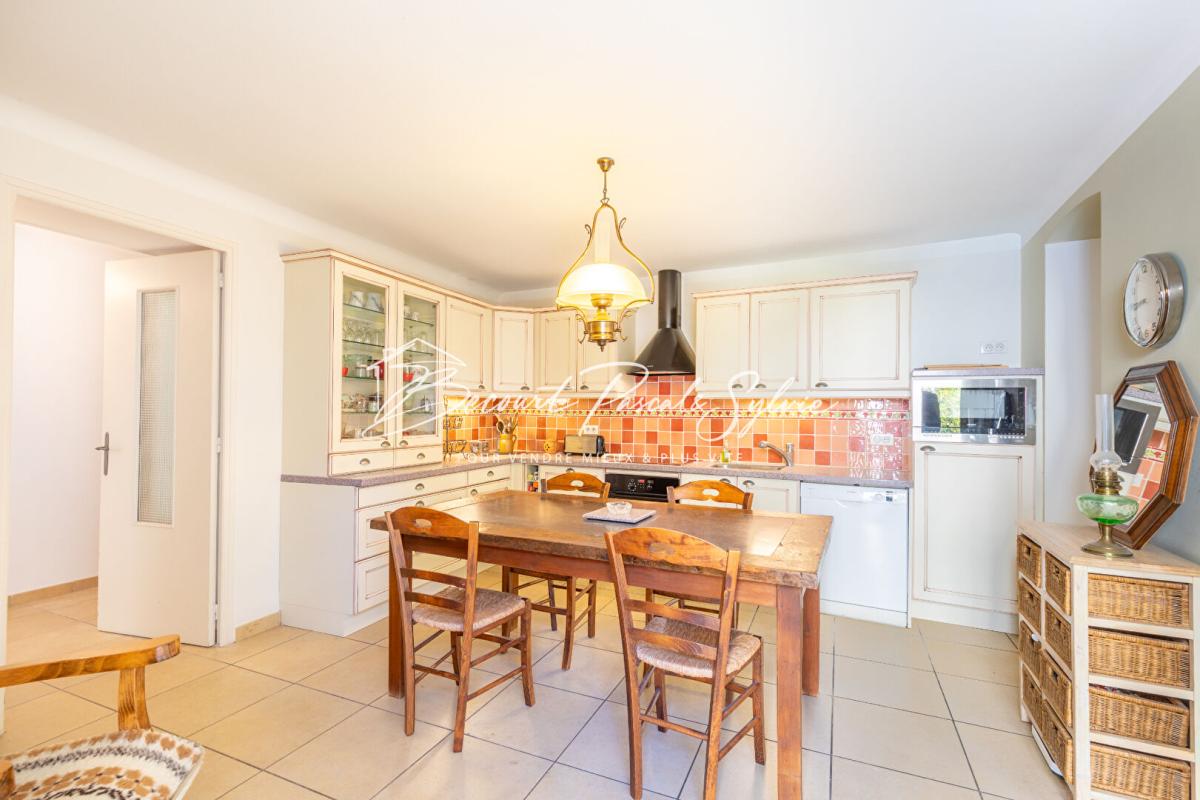 SAINT-SATURNIN-LES-AVIGNON Exclusivité - Maison de village de charme avec cour intérieure de 95 m² et garage 6