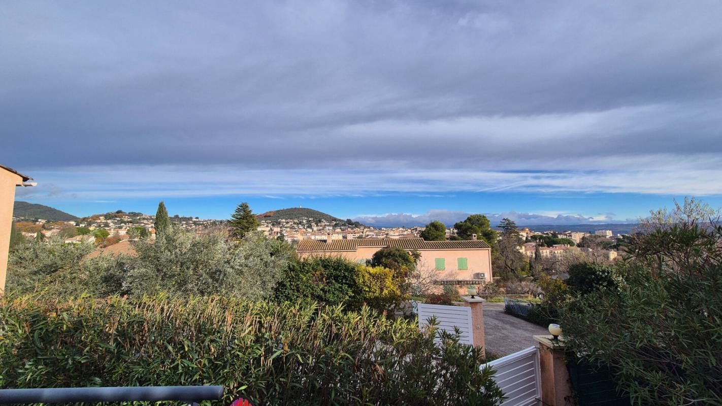 MANOSQUE Maison de plain-pied, grand sous-sol / garage, jardin et vue dominante et dégagée 1