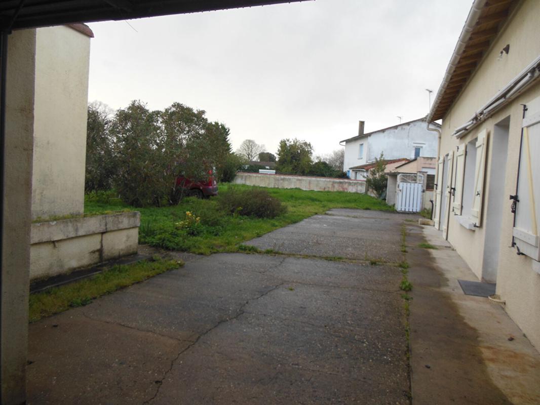 SAINT-SULPICE-DE-ROYAN Maison de village, centre-ville 2 min à pied dans un environnement calme 10