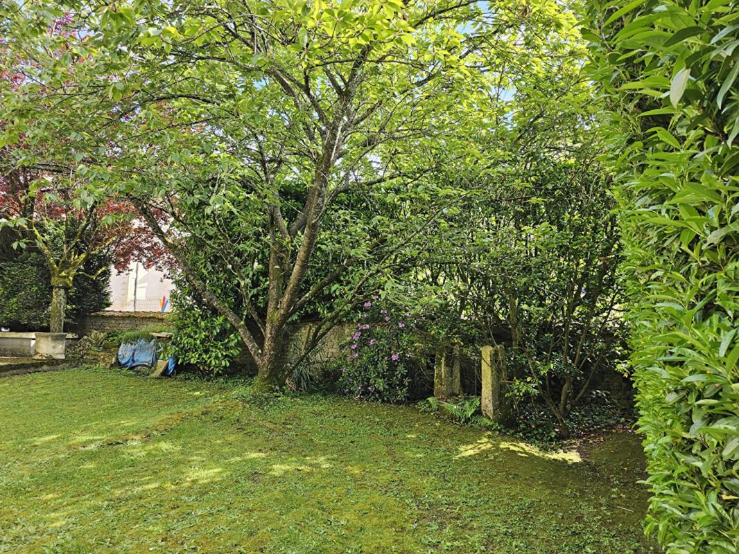 COULONGES-SUR-L'AUTIZE Maison de Maître et ses dépendances en coeur de ville 13