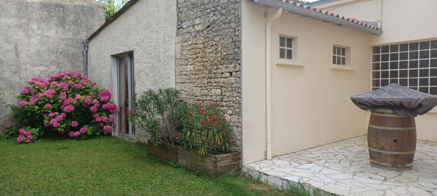 COULONGES-SUR-L'AUTIZE Maison de Maître et ses dépendances en coeur de ville 16