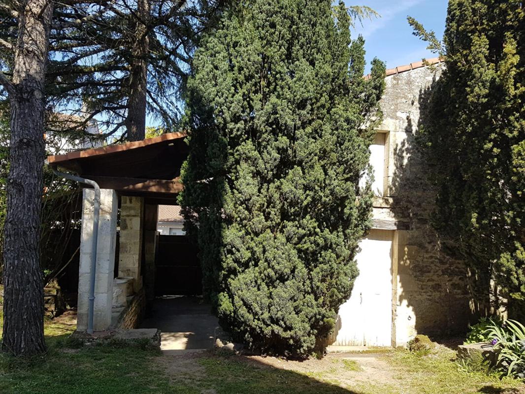 COULONGES-SUR-L'AUTIZE Maison de Maître et ses dépendances en coeur de ville 18