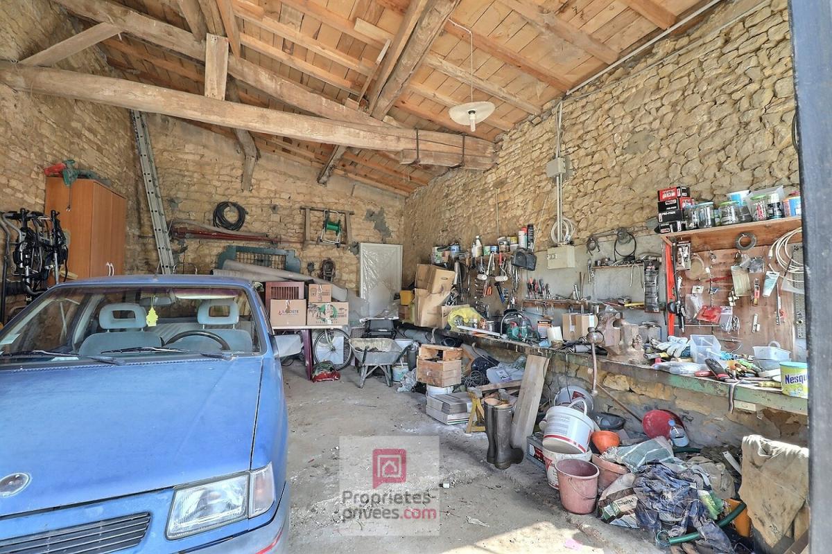 BRIZAMBOURG Deux Maisons 7 pièces dont 1 entièrement rénovée avec garage, dépendances + une autre maison attenante à rénover totalement 9