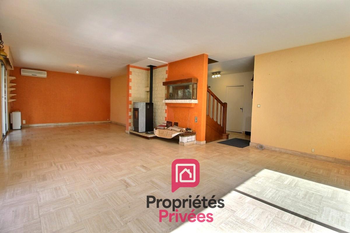 VIMORY 1h15 de PARIS Accès rapide Autoroute A77 et 5 mn de tous commerces - SPACIEUSE MAISON d'environ 200 m2, SOUS-SOL, GARAGE INDEPENDANT, TERRAIN ARBORÉ 6500 m2 ENV; 4