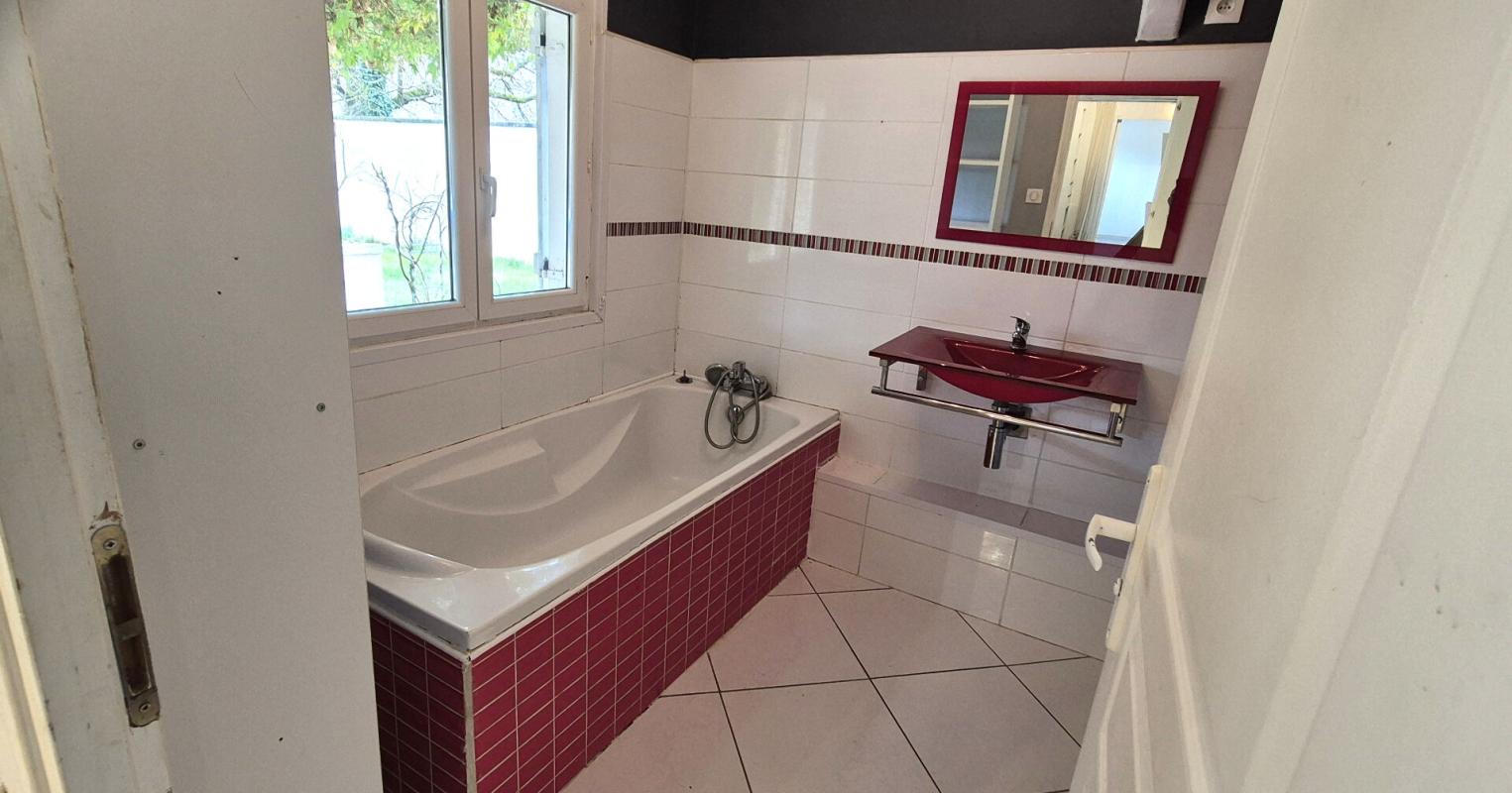 SAINT-DIZIER Belle Maison Individuelle en Pierre et de Caractère de 112 m² à Rafraîchir avec ses Cours, Terrasses, Piscine hors-sol chauffée, son Chalet de 12 m² et son Terrain clos et arboré de 506 m² 7