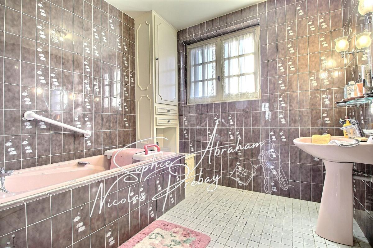 ANGERVILLE Maison d'Artisan sur sous-sol total avec jardin clos. Ecoles, gare SNCF sur place 12