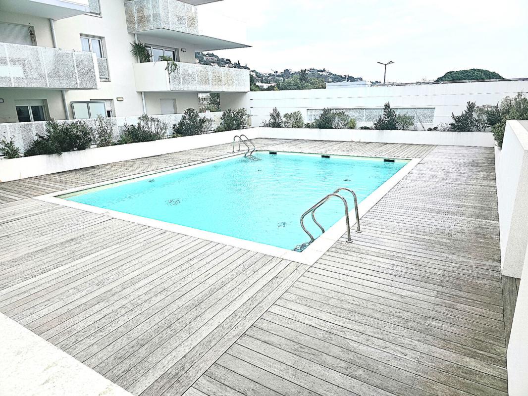 LE LAVANDOU Superbe 3 pièces moderne avec grande terrasse, piscine et parkings ? à 10 minutes de la mer 1