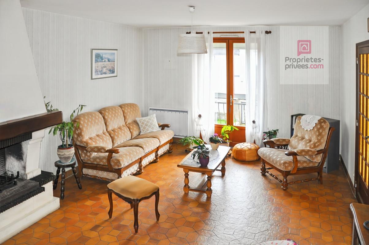 COSSE-LE-VIVIEN Maison sur sous sol complet 90 m2 1