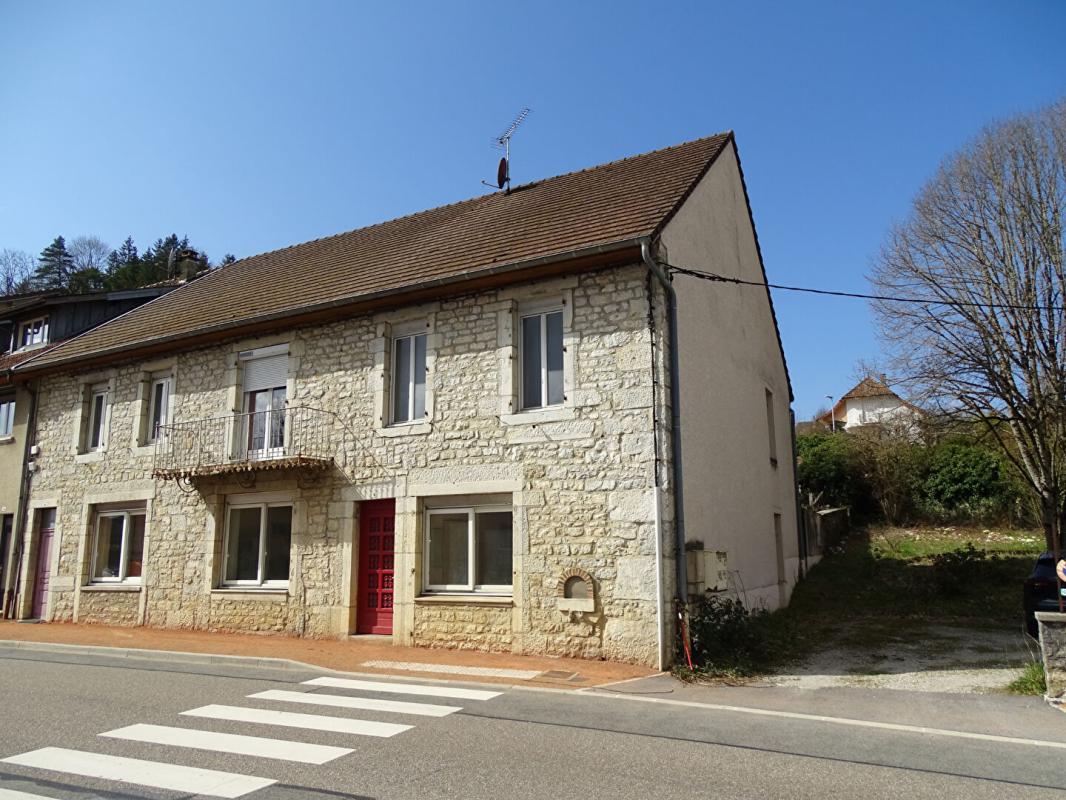 CLAIRVAUX-LES-LACS Immeuble comprenant 4 appartements + caves, jardin et parkings 1