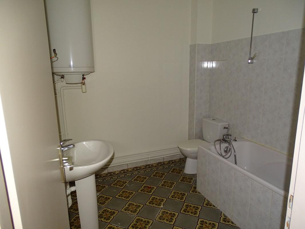 CLAIRVAUX-LES-LACS Immeuble comprenant 4 appartements + caves, jardin et parkings 11