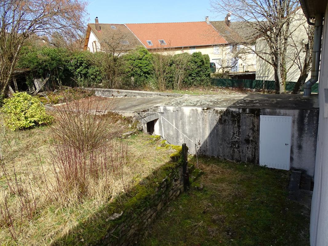 CLAIRVAUX-LES-LACS Immeuble comprenant 4 appartements + caves, jardin et parkings 12