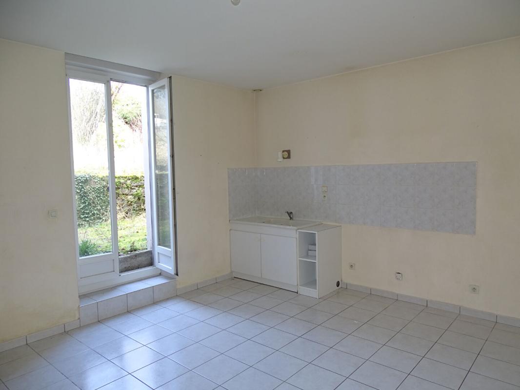 CLAIRVAUX-LES-LACS Immeuble comprenant 4 appartements + caves, jardin et parkings 5