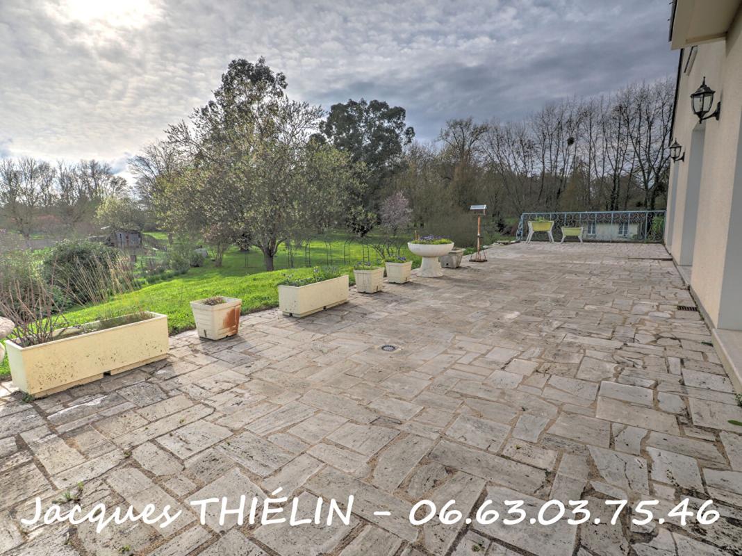 LONGUE-JUMELLES Au coeur de Longué-Jumelles volumes remarquables et parc arboré pour cette propriété d'exception 14