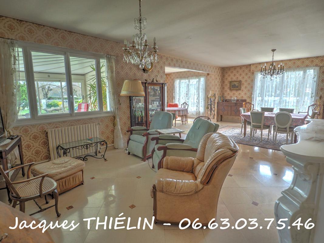 LONGUE-JUMELLES Au coeur de Longué-Jumelles volumes remarquables et parc arboré pour cette propriété d'exception 3